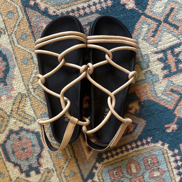 ROAM LINKY SANDALS NUDE VEGAN LEATHER Beige and Black Strappy Sandals - size 7.5 - Picture 1 of 4